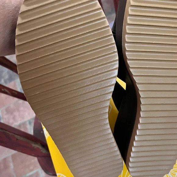 Yellow box, leather sandals - Picture 4 of 6